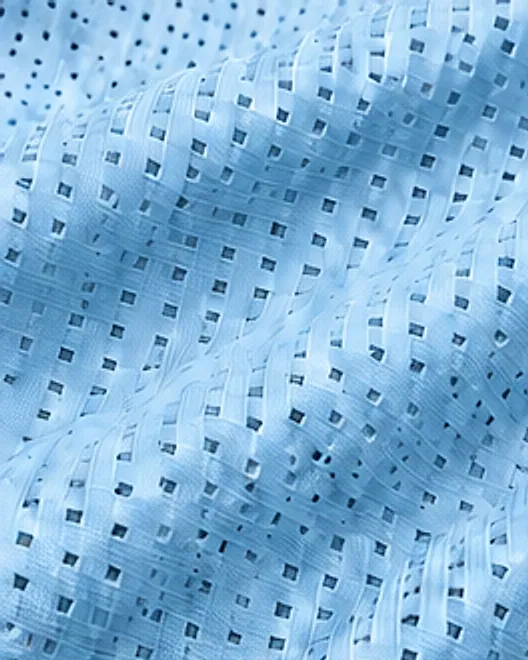 Detalle de la tela microperforada celeste
